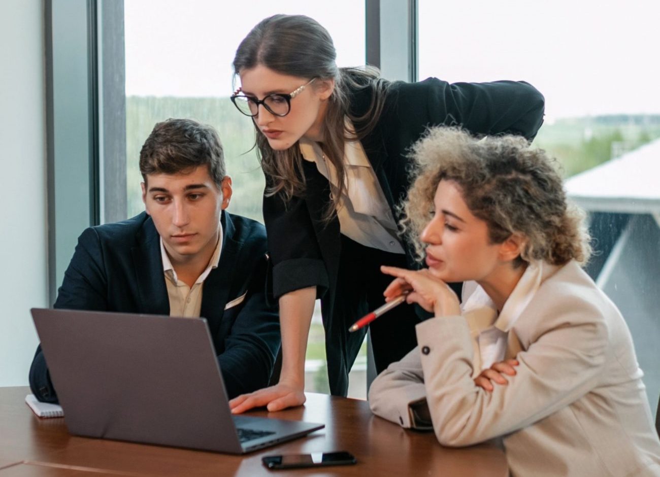 team_discussion_laptop